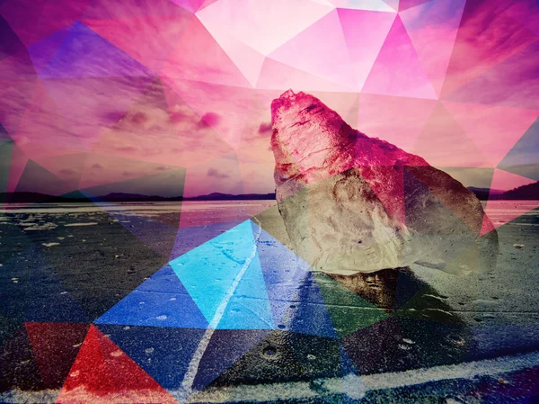 严冬的象征 太阳的光芒在冰的裂缝中形成彩虹的阴影 时髦滤镜 — 图库照片