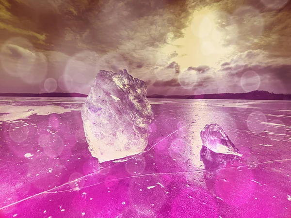 Прозрачный Кусок Льда Озере Цветовыми Эффектами Кристально Чистый Кусок Льда — стоковое фото