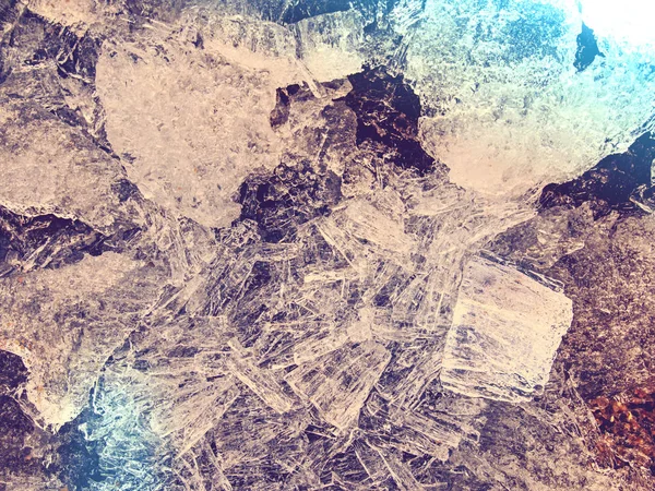 Şeffaf Buz Parçası Renk Efektleri Ile Gölde Berrak Buz Parçası — Stok fotoğraf