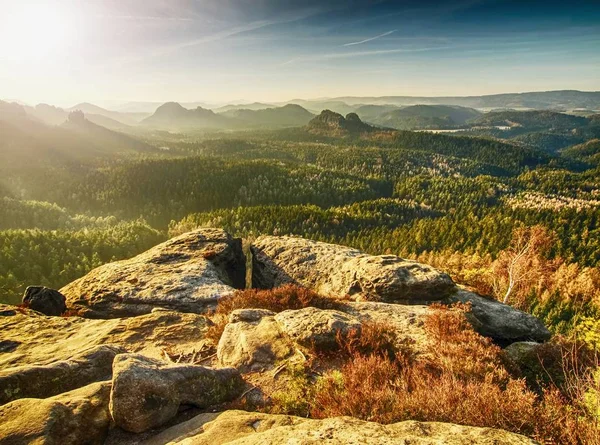 Nebliges Erwachen Des Schönen Märchentals Mit Der Sonne Horizont Felsspitzen — Stockfoto