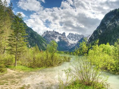 İğne yapraklı orman ve güzel göl üzerinde kayalık zirveleri ile güzel doğa manzarası. Pürüzsüz yüzey su dağlar yansıtır