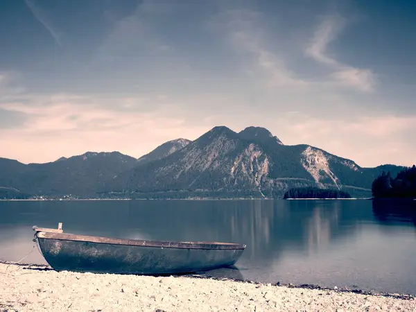 Βάρκα Στην Πετρώδη Ακτή Της Μια Walchensee Λίμνη Βουνό Ζεστό — Φωτογραφία Αρχείου
