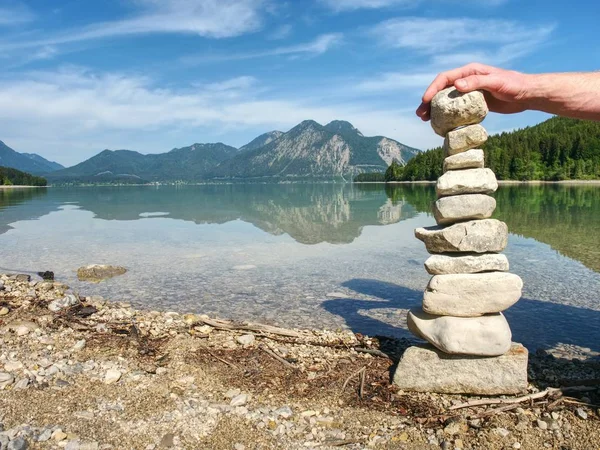 Pyramid Flat Stones Pebbly Lake Beach Mountains Mirroring Smooth Water — Stock Photo, Image