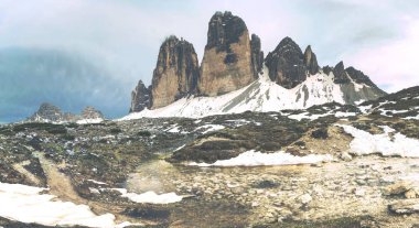 Popüler patikadan bahar manzarası. Keskin tepeler Tre Cime di Lavaredo (Drei Zinnen), Sextener Dolomiten dağları, Italien Alpleri