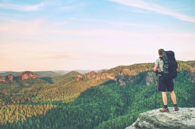 Doğada yürüyüş, aktif tatiller seyahat. Adam bir uçurum izle puslu manzara kenarı 
