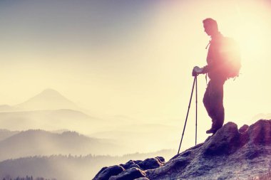 Doğada yürüyüş, aktif tatiller seyahat. Adam bir uçurum izle puslu manzara kenarı 