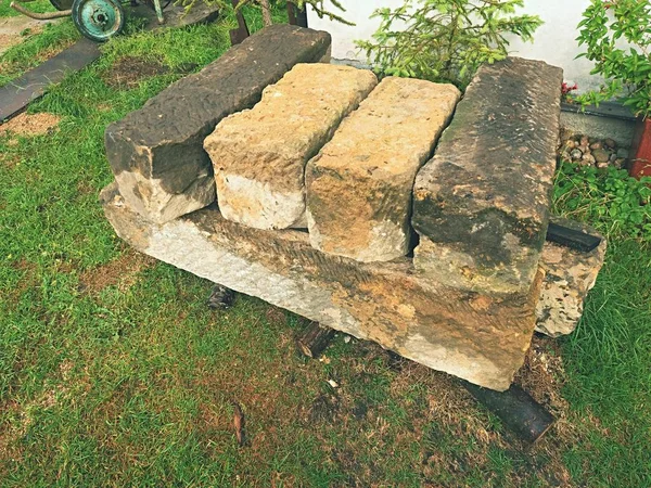 Yığın otantik yumuşak kumtaşı blokları eski evi yeniden inşa etmek için hazır olun. İnşaat alanında doğal kumtaşı tuğla yığını