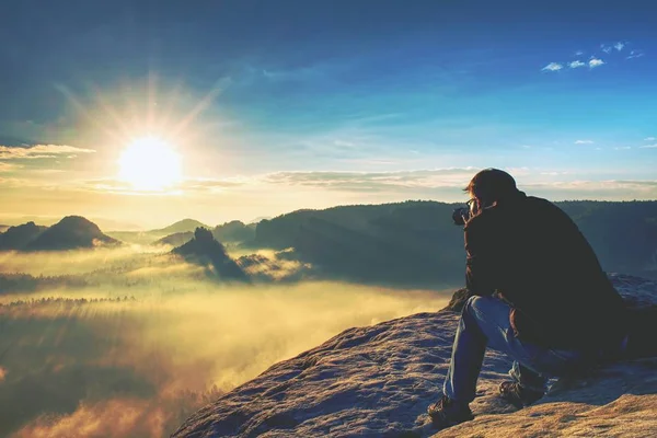 Человек Турист Остаться Вершине Горы Фотографирования Dslr Камеры Красивая Туманная — стоковое фото