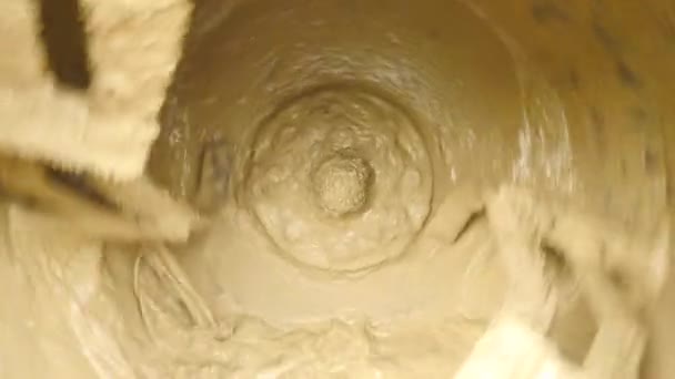 混凝土搅拌机细节 在施工现场的搅拌机中制作混凝土 — 图库视频影像