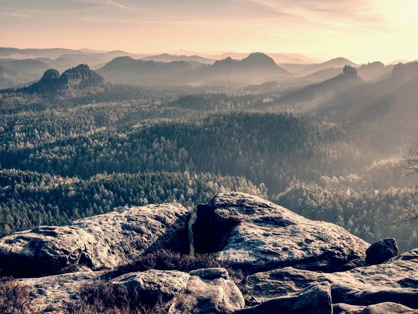 Scharfe Umrisse Des Hügeligen Horizonts Gegen Die Starke Sonne Farbenfroher — Stockfoto