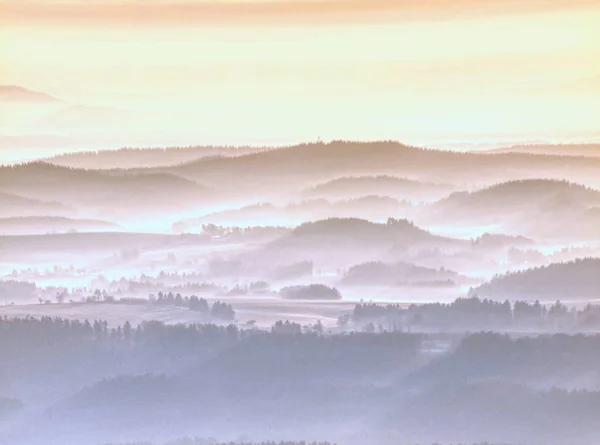 Doux Contours Collines Cachées Dans Une Épaisse Brume Véritable Paysage — Photo