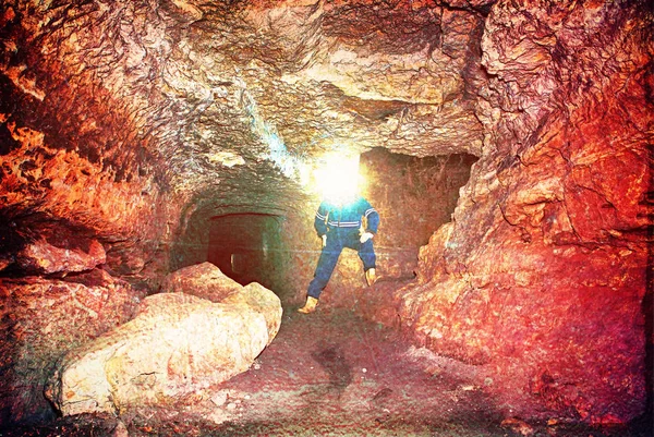 Trabajador Comprueba Algo Túnel Minero Abandonado Trabajo Subterráneo Filtro Hipster — Foto de Stock