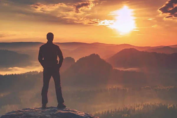 Uomo Nero Gode Del Trionfo Escursionista Guardare Nascita Del Sole — Foto Stock