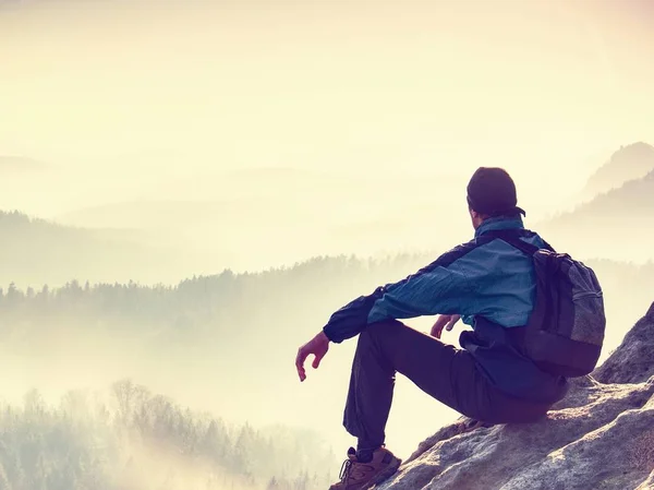 Escursionista Gode Vista Dell Alba Paesaggio Collinare Escursionista Maschio Seduto — Foto Stock