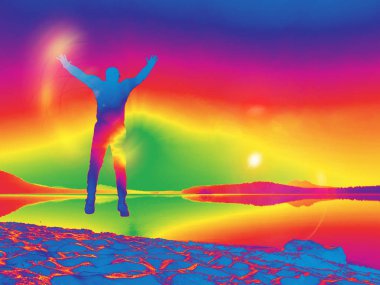 Egzersiz, koşma ve rahat sahilde denize atlama mutlu adam. Hipster filtre. 