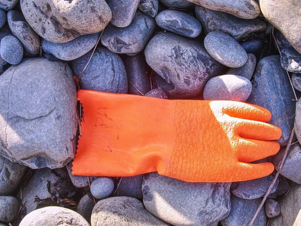 Plastik Und Gummimüll Wurden Einem Steinigen Strand Angespült Foto Zeigt — Stockfoto