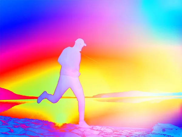 Мужчина Бежит Пляжу Фоне Прекрасного Заката Песок Горного Озера Глубокими — стоковое фото