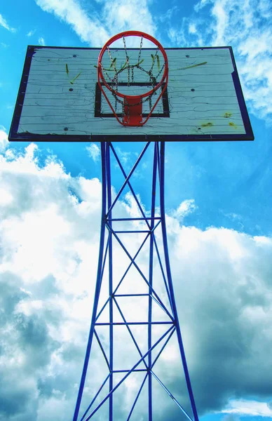 Koszykówka Obręcz Tle Błękitnego Nieba — Zdjęcie stockowe