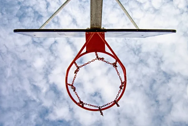 Pallacanestro Cerchio Uno Sfondo Cielo Blu — Foto Stock