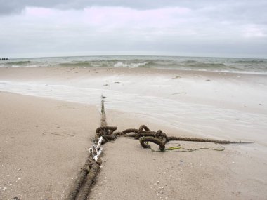 Ahşap iskele kırık. Tekneler ve yatlar için eski deniz yelken ipi ile kıyı dock.