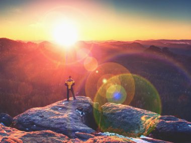 Fiyatı yukarıda Vadisi enjoing özgürlük ve inanılmaz awaiking yatay görünüme kayalık oluşumu üzerinde. Adam dağ top duygu özgürlüktür