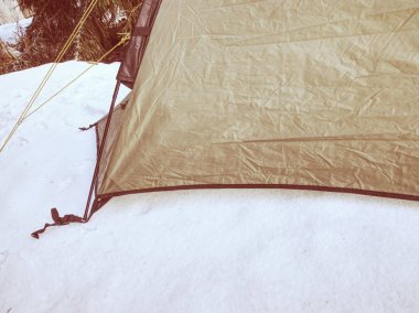 Gölün alacakaranlıkta kışın kış kampı. Vahşi doğada oversleeping ile kış macera.