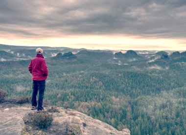 Uzun yürüyüşe çıkan kimse sis için ufuk üzerinde izliyor. Uzun yürüyüşe çıkan kimse siluet izlemek. Duran kişi