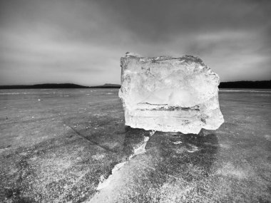 Karanlık doğal zemin üzerine kırılmış buz parçası. Siyah ve beyaz bir buz karanlık parçası döşeme otantik doku
