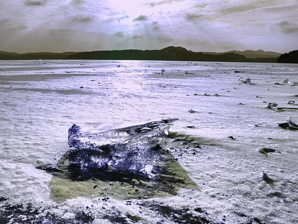 Blocca Natura Silenziosa Hummocks Trasparenti Ghiaccio Blu Sul Mare Riflessioni — Foto Stock