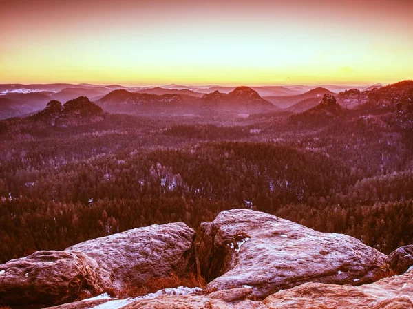 Scharfer Blitz Der Linse Morgenblick Die Horizontnahe Sonne Nebelige Landschaft — Stockfoto