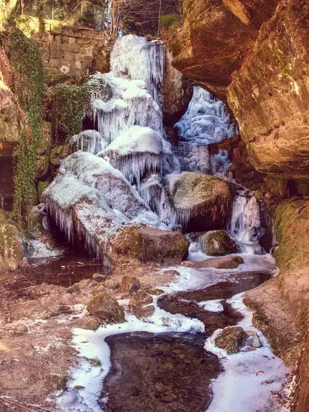 Cascade Gelée Hiver Petit Étang Rochers Enneigés Sous Cascade Cascades — Photo