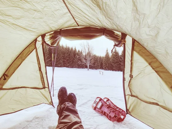 テント スノーシュー トレッキング ポールの大きなバックパックを準備ができて数日旅行を冬します 山の湖で雪の中のテント — ストック写真