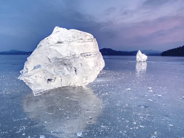 冰片在蓝色的阴影 在黑暗的自然背景 背光冰 — 图库照片