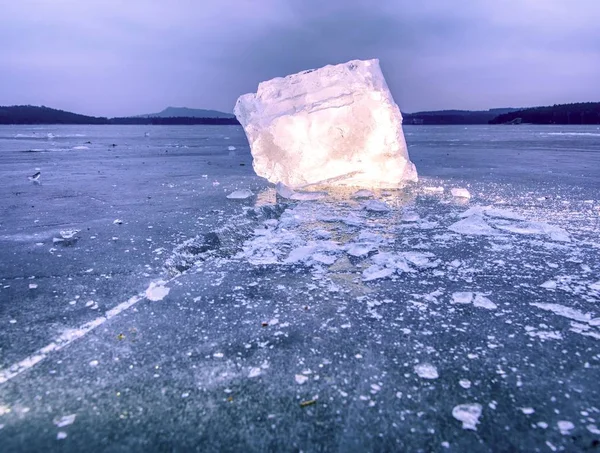 Detail Fotografie Skutečné Ledových Krystalů Ledového Kamene Pokládání Černém Zářící — Stock fotografie