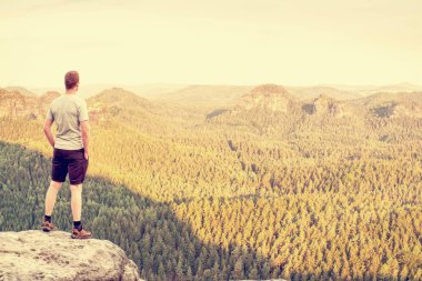 Doğada yürüyüş, aktif tatiller seyahat. Adam bir uçurum izle puslu manzara kenarı 