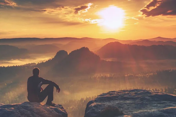 Tired Tourist Sits Edge Cliff Looking Distance Hiker Resting Mountain — Stock Photo, Image