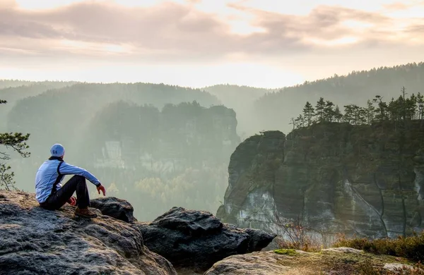 Unavený Turista Nachází Okraji Útesu Při Pohledu Dálky Turista Horské — Stock fotografie