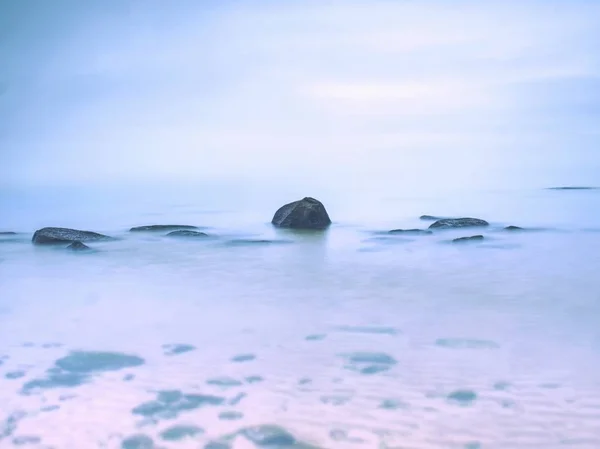 Pedregulhos Costa Ilha Erguem Mar Liso Pedras Costa Desafia Ondas — Fotografia de Stock