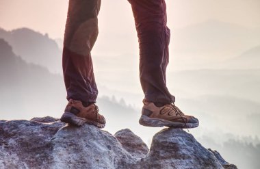 Kaya sisli vadinin üstünde tepe üzerinde deri trekking ayakkabı. Özgür yol gezgin