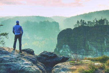 Doğada yürüyüş, aktif tatiller seyahat. Adam bir uçurum izle puslu manzara kenarı 