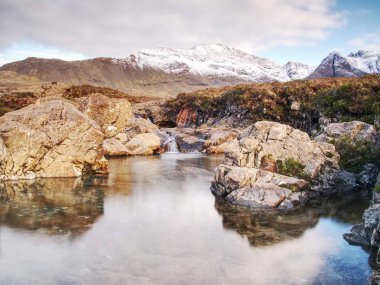 Birden fazla şelaleler, görünüşte canlı mavi ve yeşil renkli, soğuk araçların yüzme özelliği havuzlu. Popolar trek Glenbrittle, Isle of Skye, Scotlland