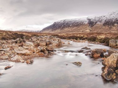 Mistik bir atmosfer awithin trek t Glencoe bulutlar içinde kış nehir Etive. Soğuk rüzgarsız kış sabahı