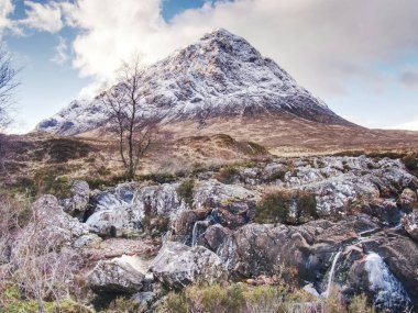 Mistik bir atmosfer awithin trek t Glencoe bulutlar içinde kış nehir Etive. Soğuk rüzgarsız kış sabahı
