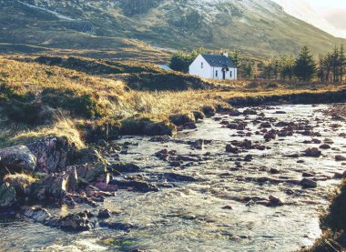 İskoçya Highlands, karlı Glencoe, beyaz yazlık soğuk güneşli sabah