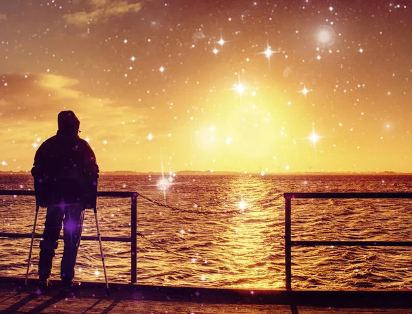 Man Standing Sea Bridge Early Morning Thinking Gloomy Nostalgic Silhouette — Stock Photo, Image