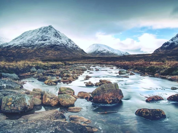 Zwembaden Majestatic Watervallen Belllow Besneeuwde Bergen Blauw Water Mirrorong Blauwe — Stockfoto