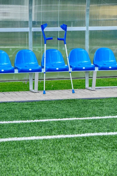 Předloktí Berle Zraněný Hráč Čekat Stadionu Hráčů Židle Lavice Židle — Stock fotografie