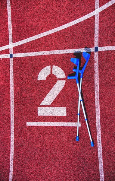 Muletas Antebraço Vermelho Número Pista Corrida Estádio Linhas Nas Pistas — Fotografia de Stock