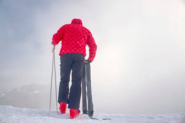 Großer Skifahrer Rotem Schwarzen Overall Mit Kurzem Ski Und Stöcken — Stockfoto