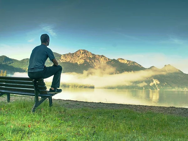 Alone Man Sits Bench Azure Mountain Lake Man Relax Watch — Stock Photo, Image